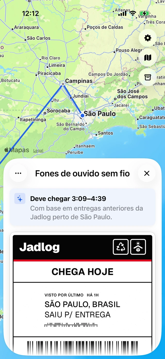 Tela de detalhes de uma encomenda com chegada prevista entre 13h49 e 15h19, acima da etiqueta de envio e da rota no mapa