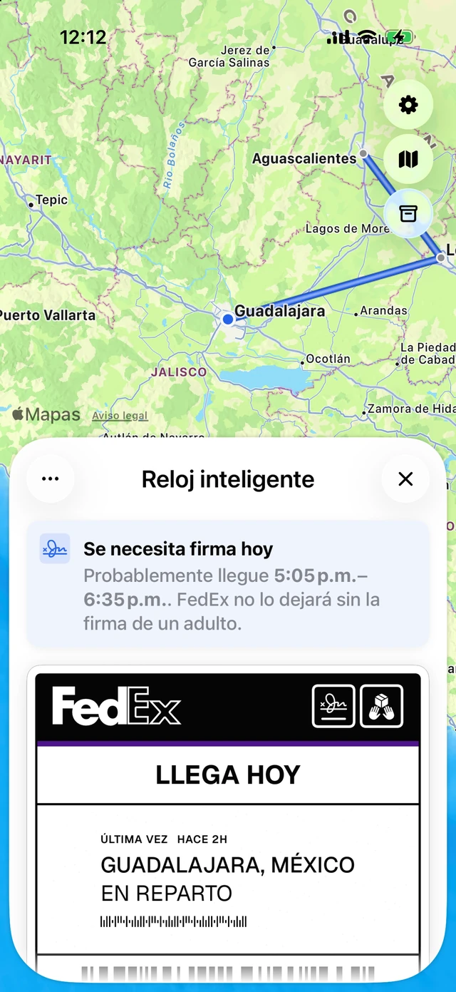 Un aviso de firma requerida hoy con su ventana de llegada, arriba de una guía de FedEx sellada como requiere firma