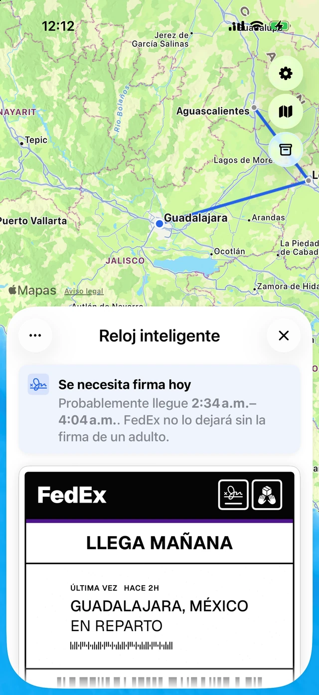 Un aviso de firma requerida hoy que predice la llegada entre las 4:19 y las 5:49 p.m., arriba de una guía de FedEx sellada como requiere firma