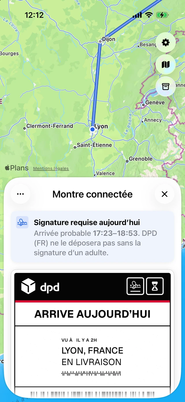 Une bannière « signature requise aujourd&rsquo;hui » annonçant la fenêtre d&rsquo;arrivée, au-dessus d&rsquo;une étiquette DPD tamponnée « signature obligatoire »