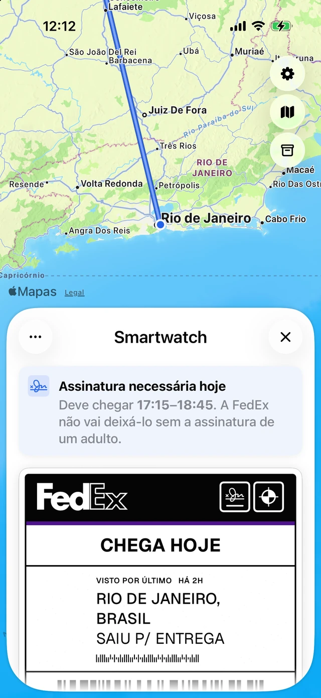 Aviso de assinatura necessária hoje, com a janela de chegada prevista, acima de uma etiqueta da FedEx marcada como assinatura obrigatória