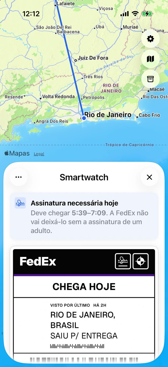 Aviso de assinatura necessária hoje, com chegada prevista entre 16h19 e 17h49, acima de uma etiqueta da FedEx marcada como assinatura obrigatória