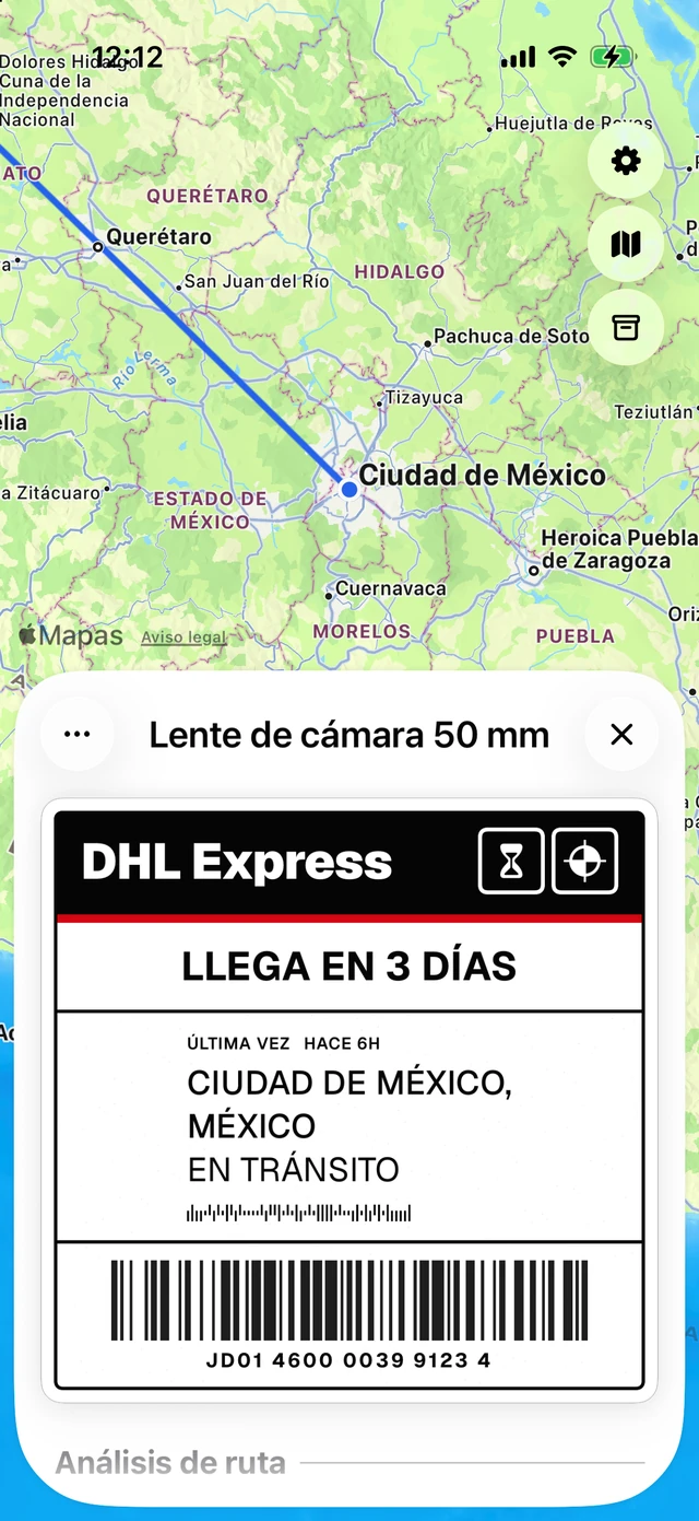 Una guía de DHL Express de un paquete que llega en tres días, arriba de un panel de análisis de ruta que dice que la aduana suele tardar unos dos días en esta ruta, con base en 340 envíos