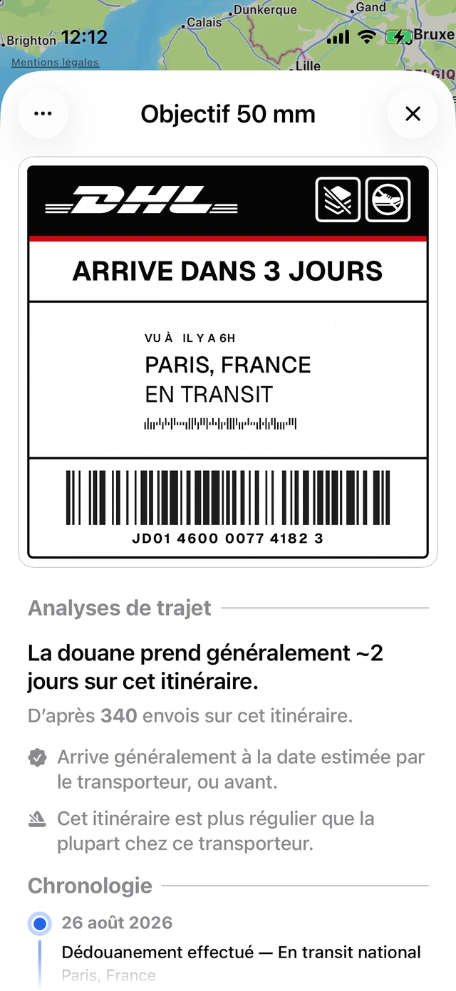 Une étiquette DHL Express pour un colis attendu dans trois jours, au-dessus d&rsquo;un panneau d&rsquo;analyses de trajet indiquant que le dédouanement prend en général environ deux jours sur ce trajet, d&rsquo;après 340 envois