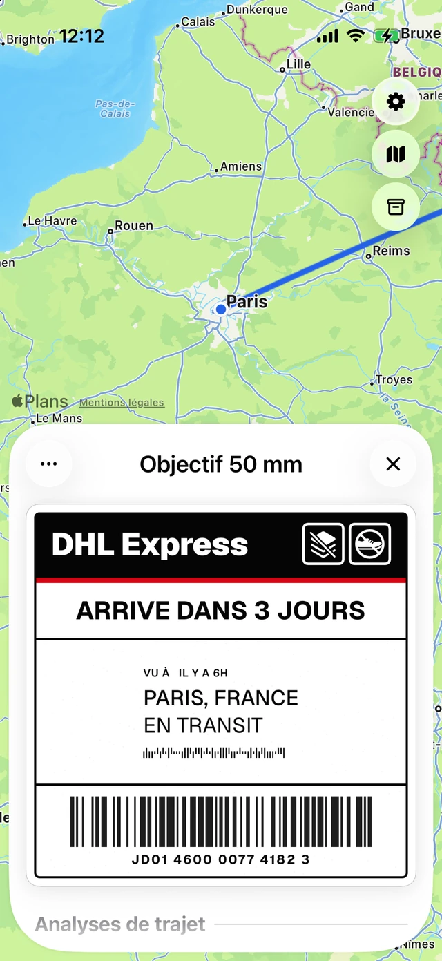 Une étiquette DHL Express pour un colis attendu dans trois jours, au-dessus d&rsquo;un panneau d&rsquo;analyses de trajet indiquant que le dédouanement prend en général environ deux jours sur ce trajet, d&rsquo;après 340 envois