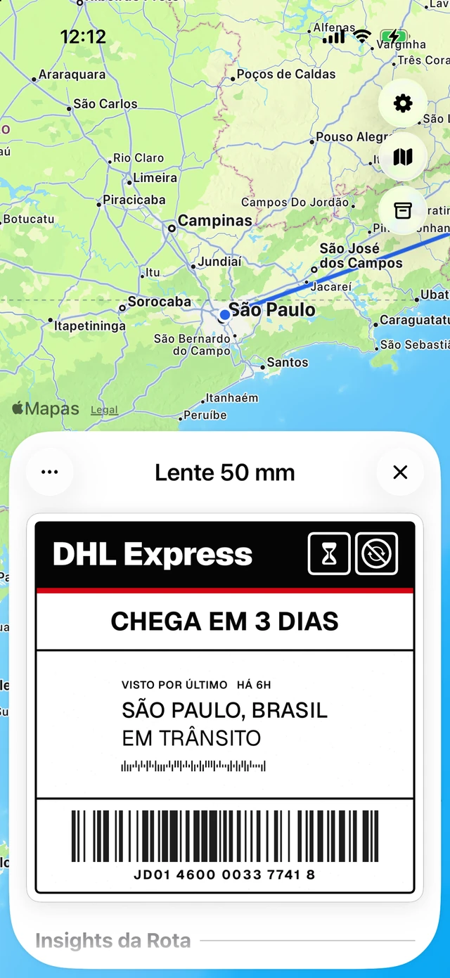 Uma etiqueta da DHL Express de uma encomenda que chega em três dias, acima do painel de Insights da Rota informando que a alfândega costuma levar cerca de dois dias nessa rota, com base em 340 envios